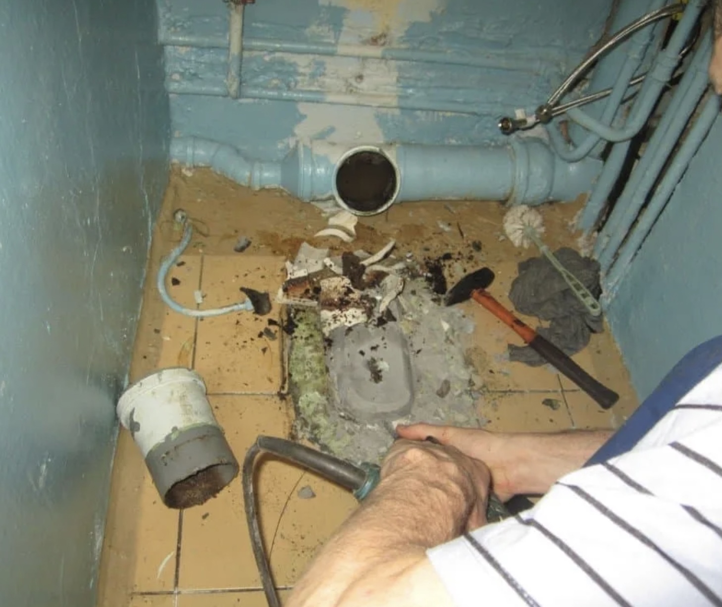 Демонтаж унитаза Маяковская метро Москвы Демонтаж унитаза